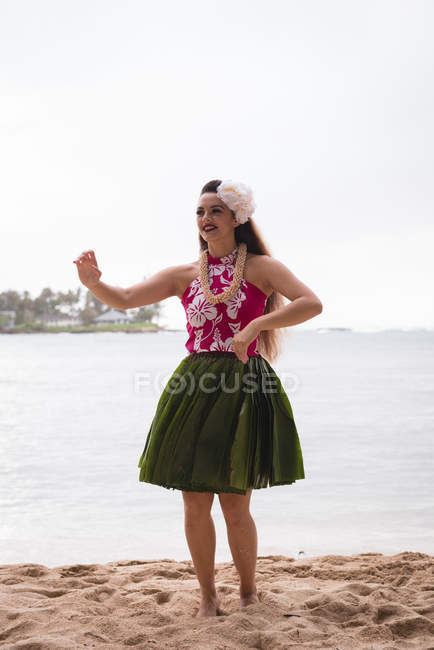 Hawaï danseuse de hula en costume dansant sur la plage — Photo de stock