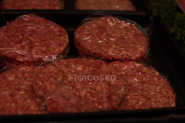 Gros plan sur la viande emballée dans la boucherie — Photo de stock