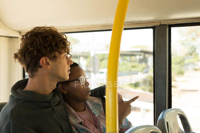 Casal interagindo enquanto viaja no ônibus — Fotografia de Stock