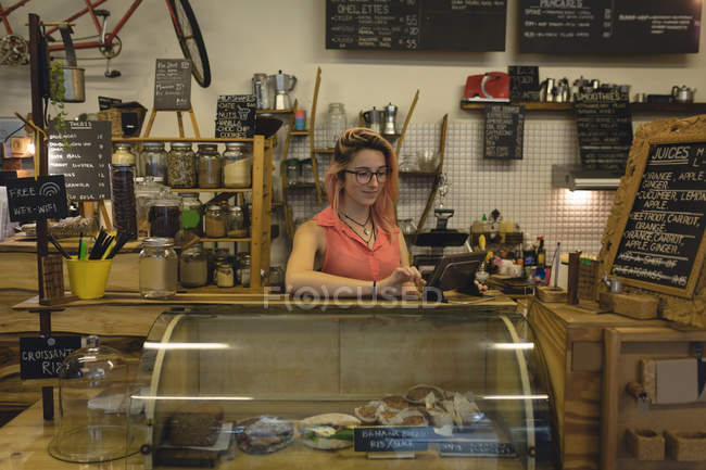 Jovem barista de pé no balcão do café — Fotografia de Stock