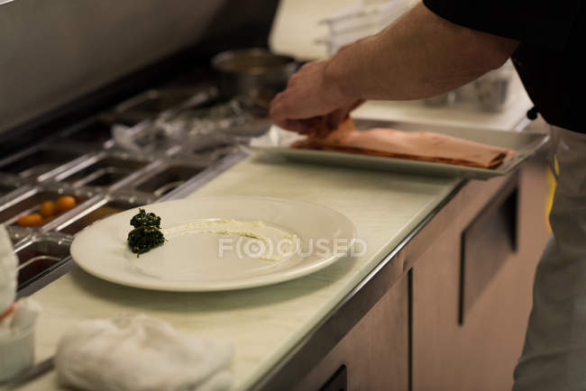 Chef di sesso maschile che serve cibo in un piatto del ristorante — Foto stock