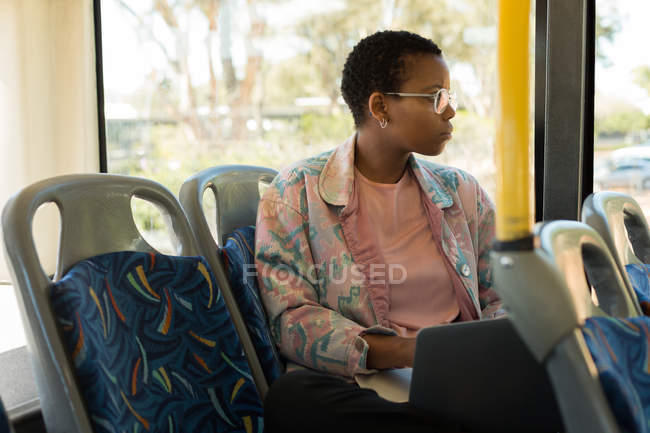 Задумчивая женщина, путешествующая в автобусе — стоковое фото