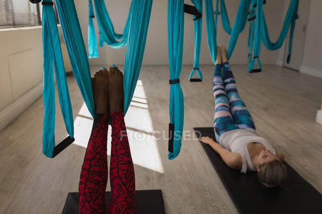 Duas mulheres se exercitando na rede de balanço no estúdio de fitness — Fotografia de Stock