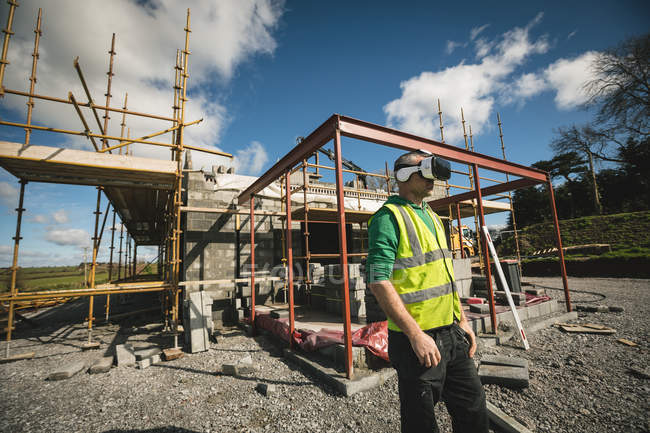 Ingenieur mit vr-Headset an einem sonnigen Tag auf der Baustelle — Stockfoto