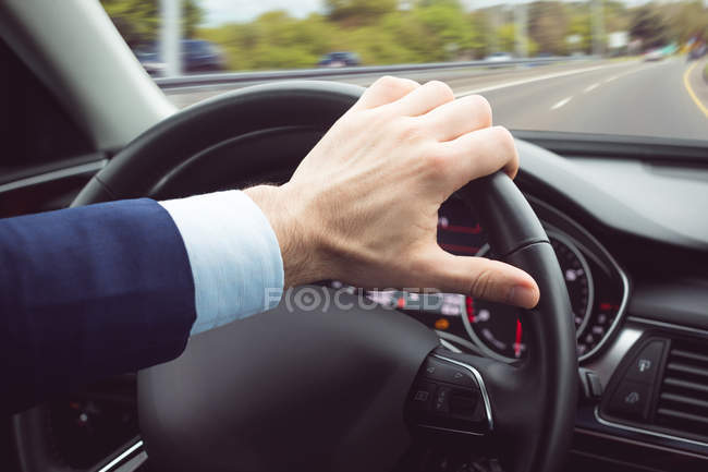 Close-up de empresário dirigindo um carro — Fotografia de Stock