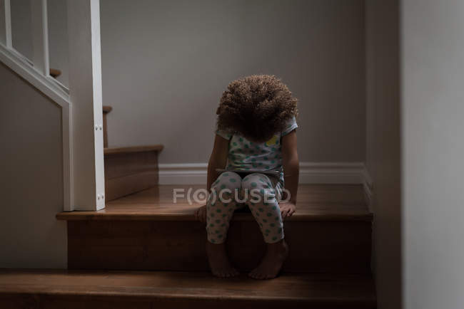 Mädchen sitzt auf der Treppe und nutzt digitales Tablet zu Hause — Stockfoto