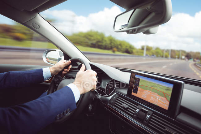 Empresário dirigindo um carro moderno — Fotografia de Stock