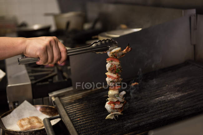 Chef masculino preparando palos paneer en la cocina en el restaurante - foto de stock