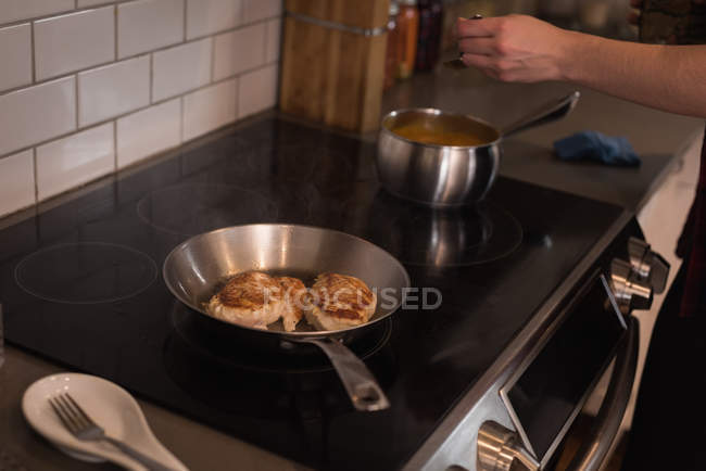 Frau bereitet zu Hause in Küche Essen zu — Stockfoto