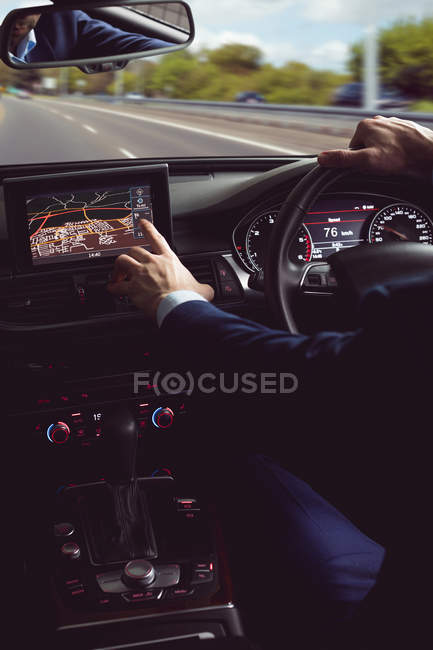 Empresario conduciendo un coche moderno - foto de stock