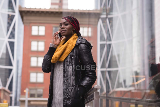 Woman talking on mobile phone in the city — Stock Photo
