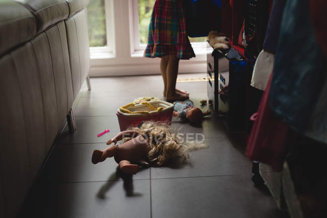 Дівчина стоїть у вітальні вдома — стокове фото