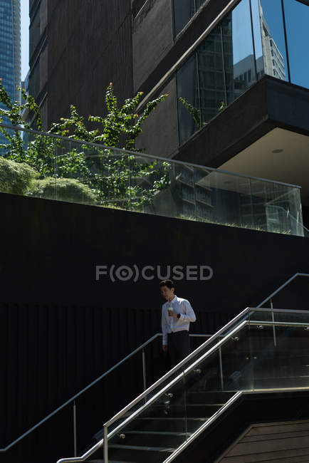 Junger Mann bewegt sich an einem sonnigen Tag die Treppe hinunter — Stockfoto