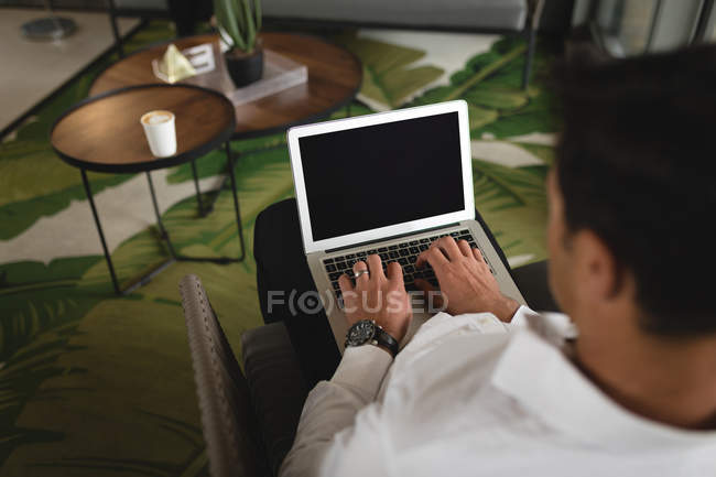 Close-up de homem de negócios usando seu laptop no escritório — Fotografia de Stock