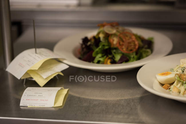 Rechnung mit Essen, das in einem Teller im Restaurant serviert wird — Stockfoto