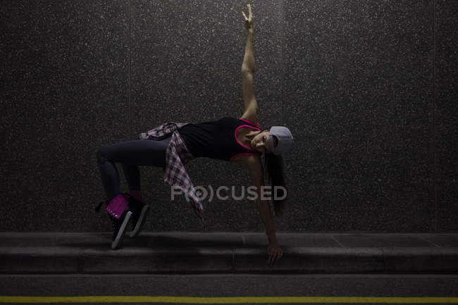 Bailarina callejera bailando en la calle - foto de stock