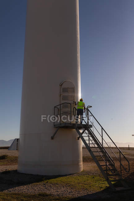 Інженер відкриває вхідні двері вітрового заводу на вітроелектростанції — стокове фото