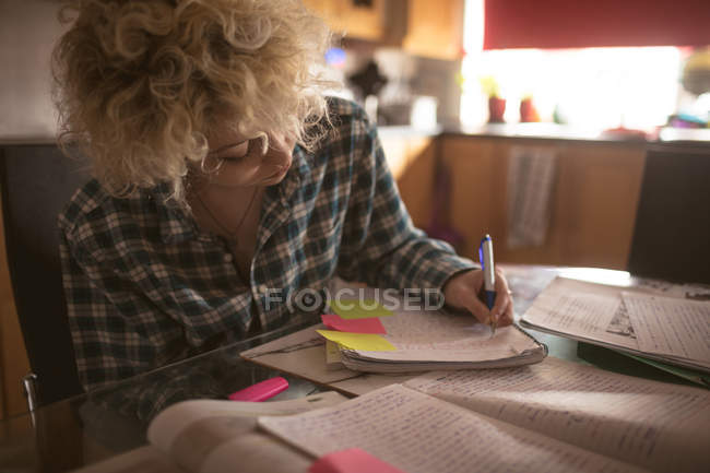 Молода жінка, писати в Блокноті вдома — стокове фото