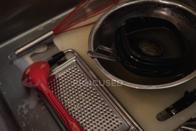 Крупный план посуды на кухне в домашних условиях — стоковое фото