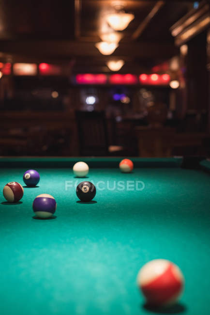 Bolas de billar en la mesa de billar en el club nocturno - foto de stock