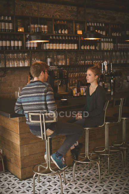 Young couple sitting at the bar counter — Stock Photo