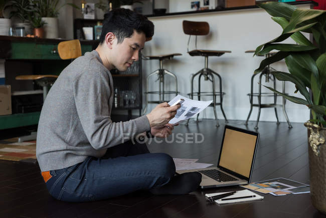 Young man working on a project at home — Stock Photo