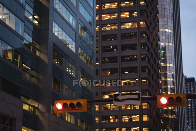 Iluminado moderno edificio exterior en la ciudad - foto de stock