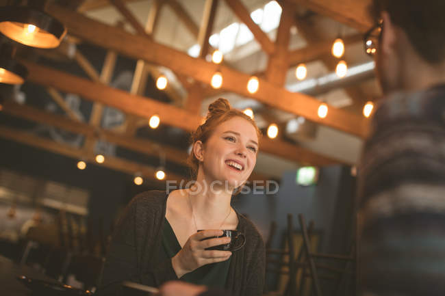 Couple having coffee at the counter in cafe — Stock Photo