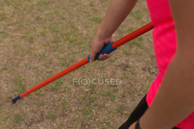 Metà sezione di atleta femminile praticare lancio giavellotto — Foto stock