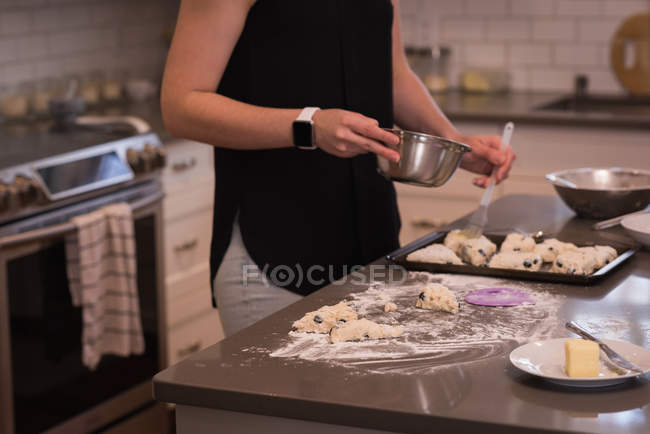 Жінка готує пиріжки в кухні в домашніх умовах — стокове фото