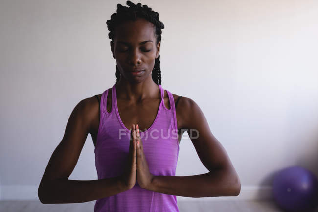 Mujer realizando yoga en gimnasio - foto de stock