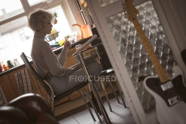 Молодая женщина раскрашивает скетч дома — стоковое фото