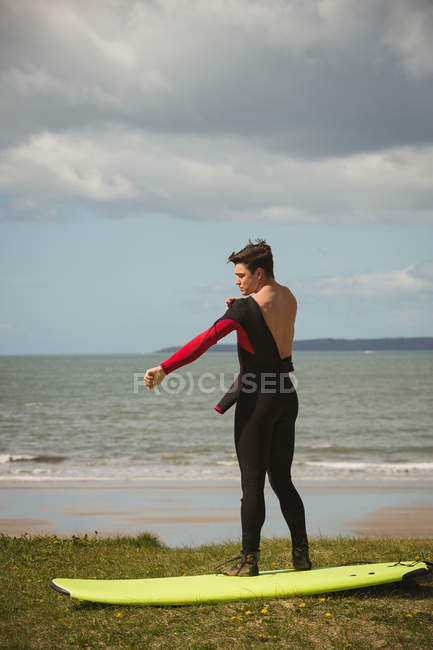 Surfer with surfboard getting ready for surfing on a sunny day — Stock Photo