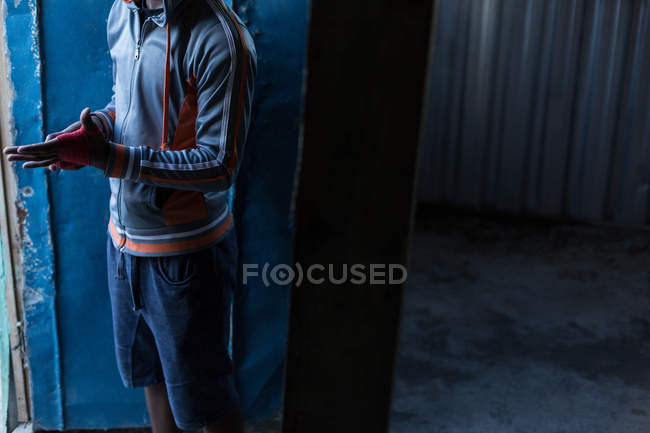 Boxer uomo legatura mano avvolgere a portata di mano in palestra — Foto stock