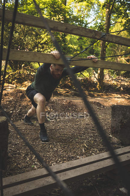 Fit homem exercitando-se no acampamento de inicialização em um dia ensolarado — Fotografia de Stock