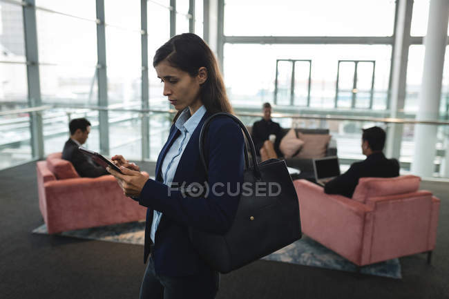 Konzentrierte Geschäftsfrau mit dem Handy im Büro — Stockfoto