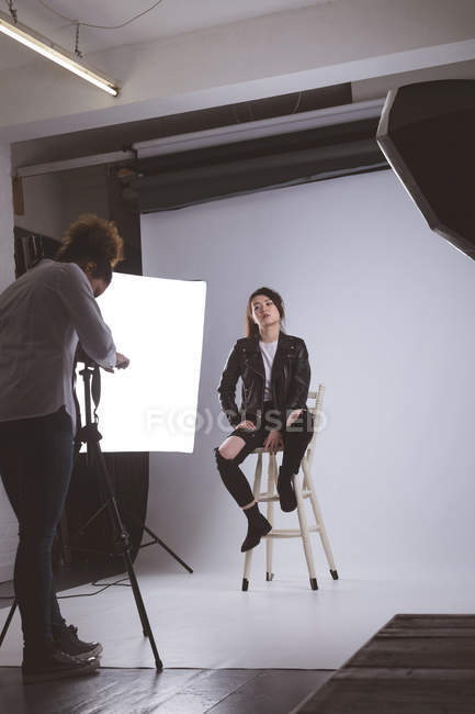 Modello femminile in posa per un servizio fotografico in studio fotografico — Foto stock