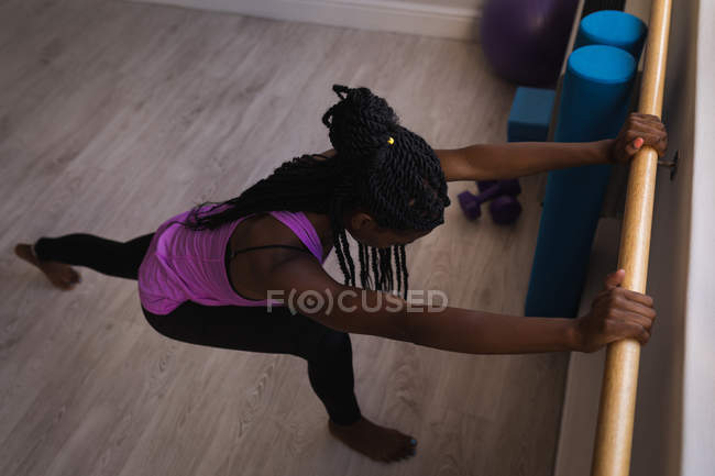 Frau turnt barfuß im Fitnessstudio — Stockfoto