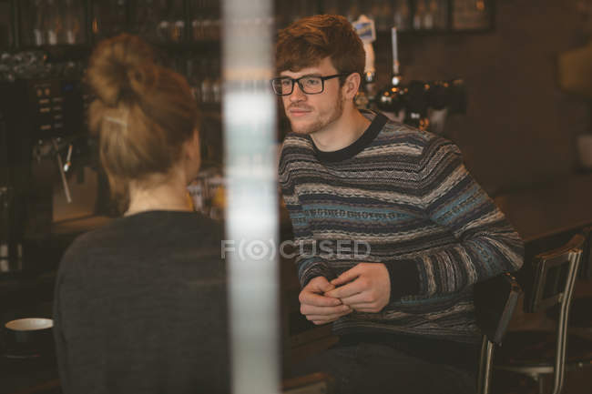 Молода пара розмовляє один з одним в кафе — стокове фото
