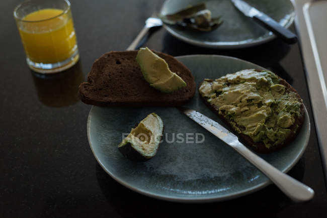 Frühstück und Saft in der heimischen Küche — Stockfoto