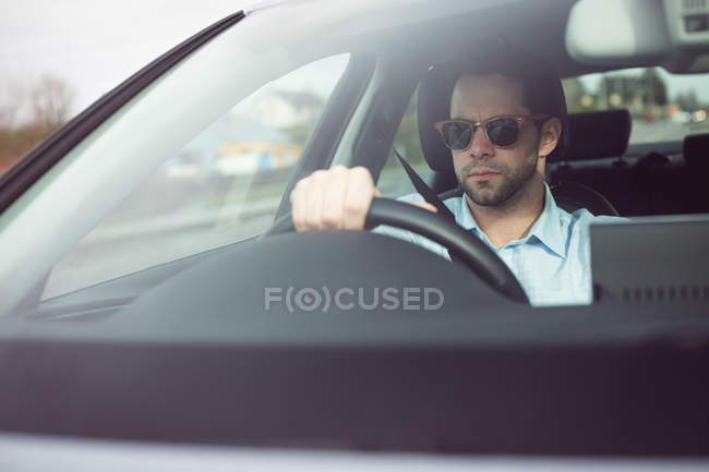 Умный бизнесмен за рулем автомобиля — стоковое фото