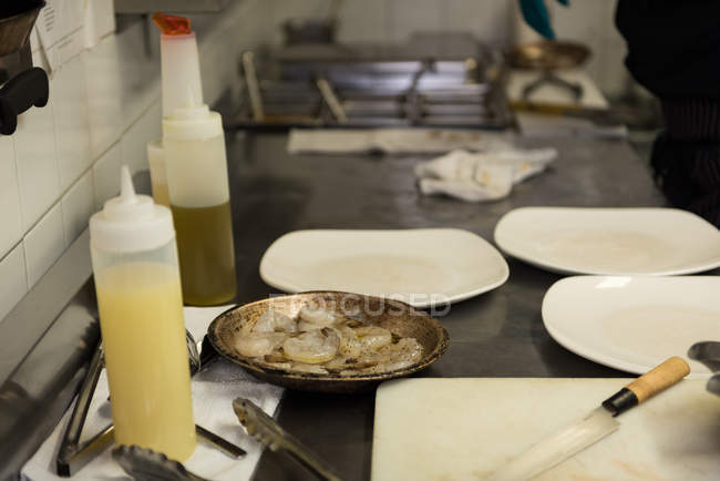 Camarão em uma chapa na bancada na cozinha — Fotografia de Stock
