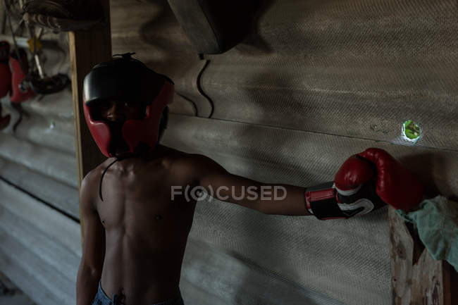 Porträt eines männlichen Boxers im Fitnessstudio — Stockfoto