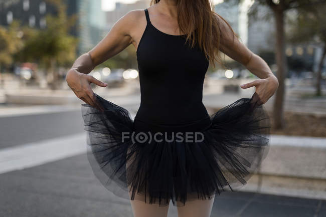 Женщина среднего звена, исполняющая балет в городе — стоковое фото