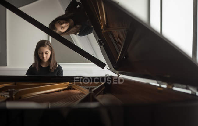 Adorável estudante tocando piano na escola de música — Fotografia de Stock