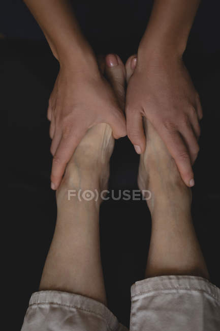 Close-up de fisioterapeuta dando uma massagem nas pernas — Fotografia de Stock
