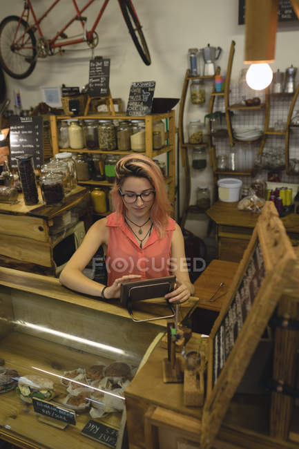 Giovane barista al bancone della caffetteria — Foto stock