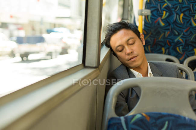Homme dormant paisiblement tout en voyageant dans le bus — Photo de stock