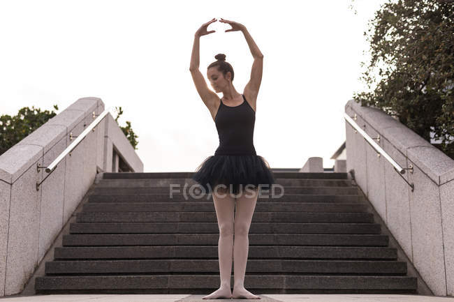 Hermosa mujer realizando ballet en la ciudad - foto de stock