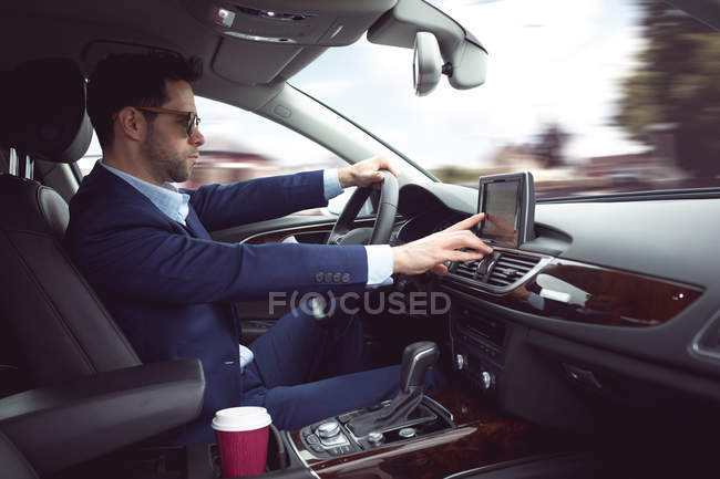Homme d'affaires conduisant une voiture moderne — Photo de stock